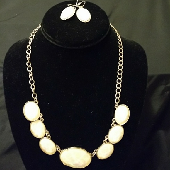 Irredecient necklace and earrings - Picture 2 of 4